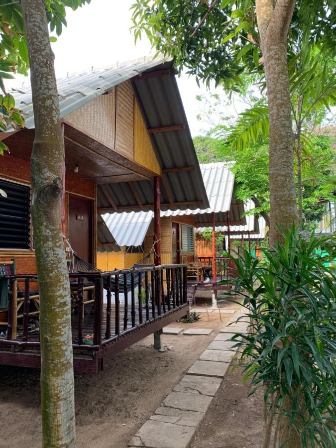 Montra Long Beach Bungalows Ko Lanta Esterno foto