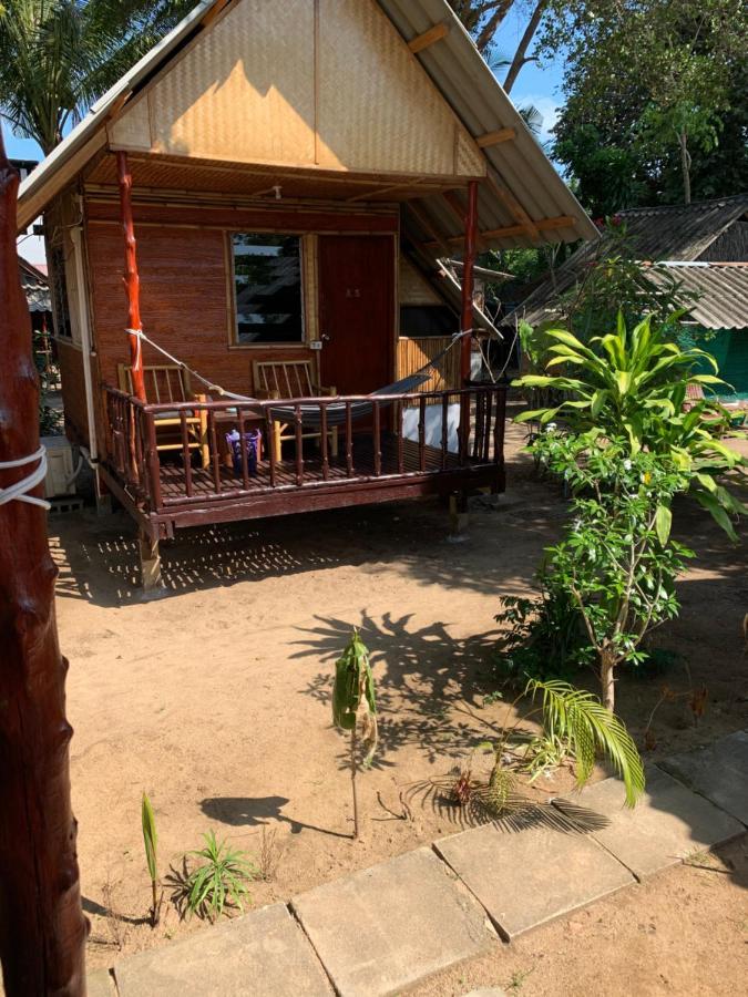 Montra Long Beach Bungalows Ko Lanta Esterno foto